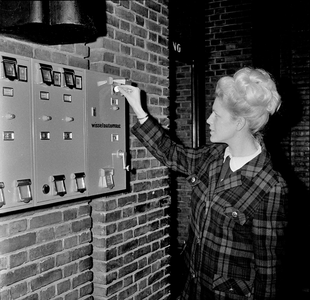 125828 Afbeelding van de wisselautomaat in het hoofdpostkantoor (Neude 11) te Utrecht.